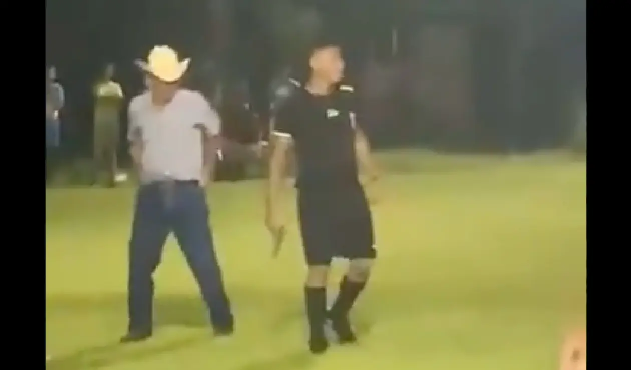 Árbitro con una pistola
