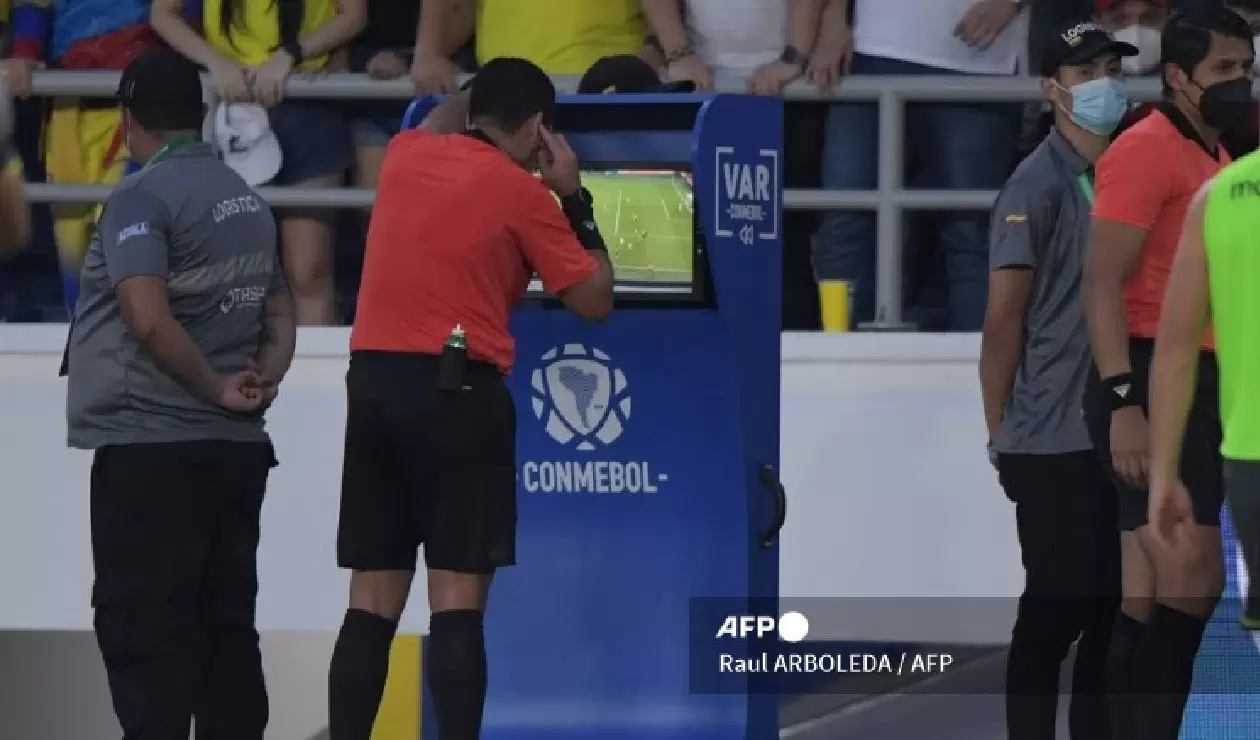 Árbitro revisó el VAR en Colombia vs Ecuador