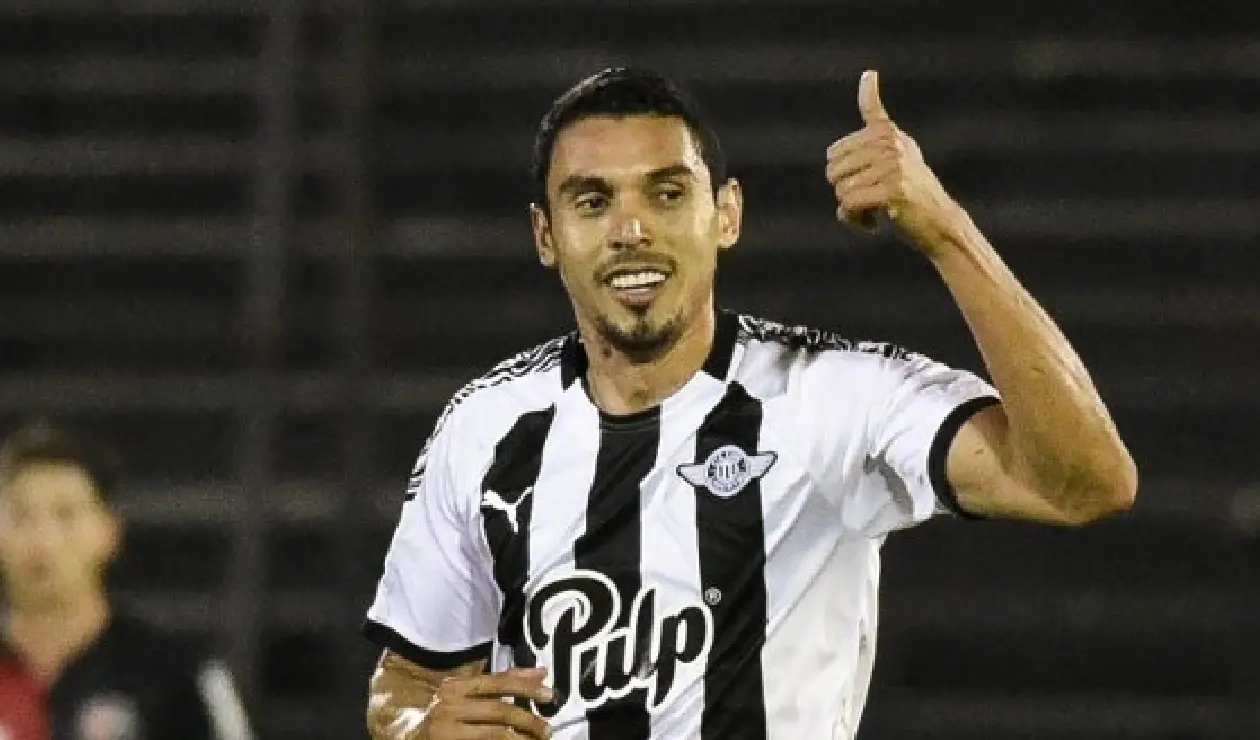Daniel Bocanegra en su paso por Libertad de Paraguay
