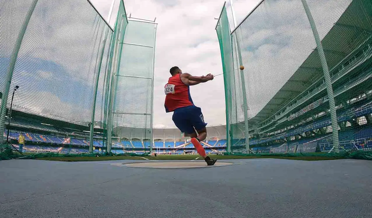 Atletismo jueves 2 diciembre salto con garrocha y lanzamiento martillo