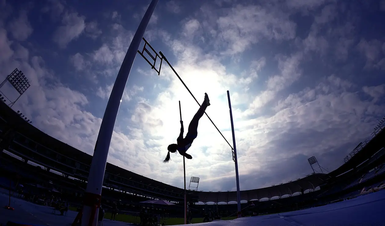 Atletismo jueves 2 diciembre salto con garrocha y lanzamiento martillo