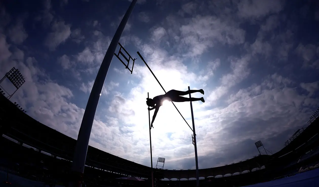 Atletismo jueves 2 diciembre salto con garrocha y lanzamiento martillo