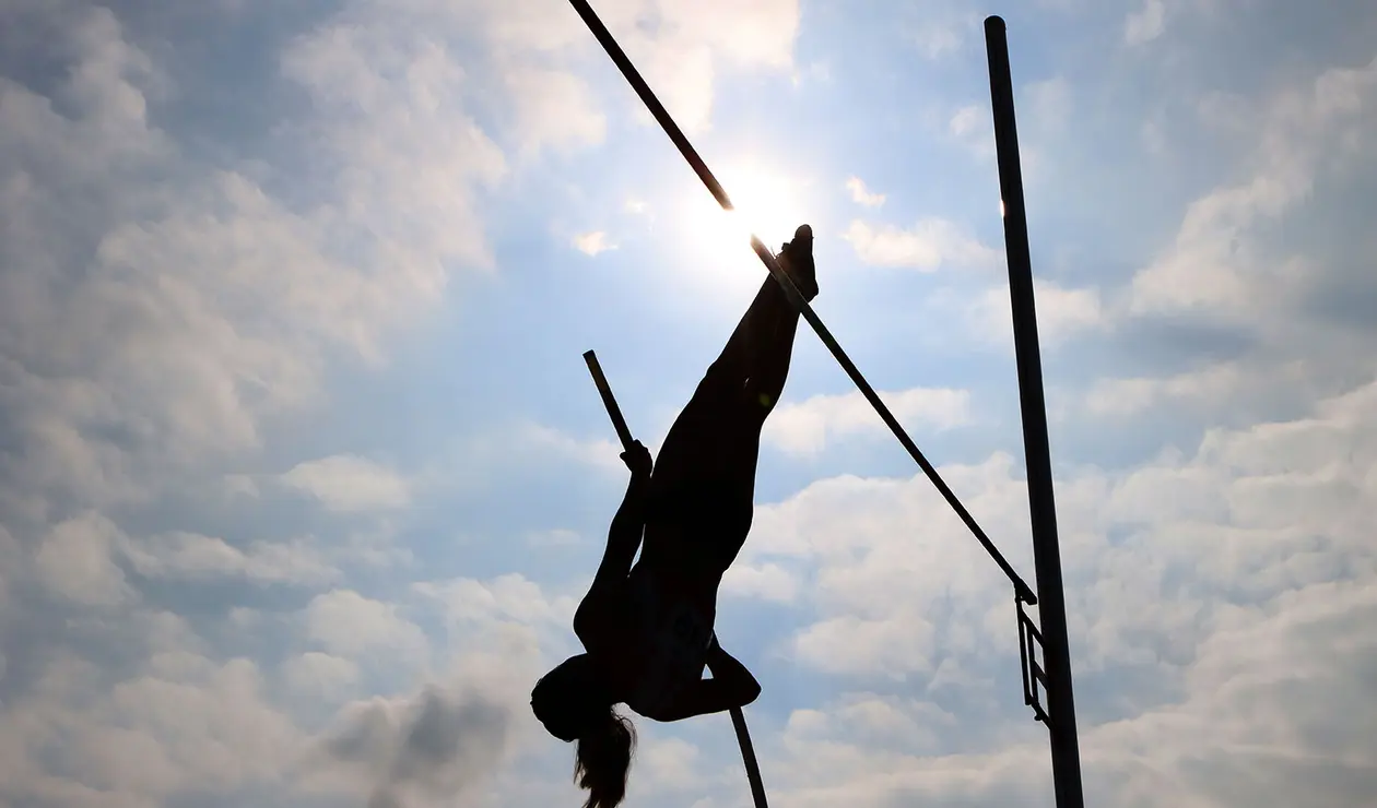 Atletismo jueves 2 diciembre salto con garrocha y lanzamiento martillo