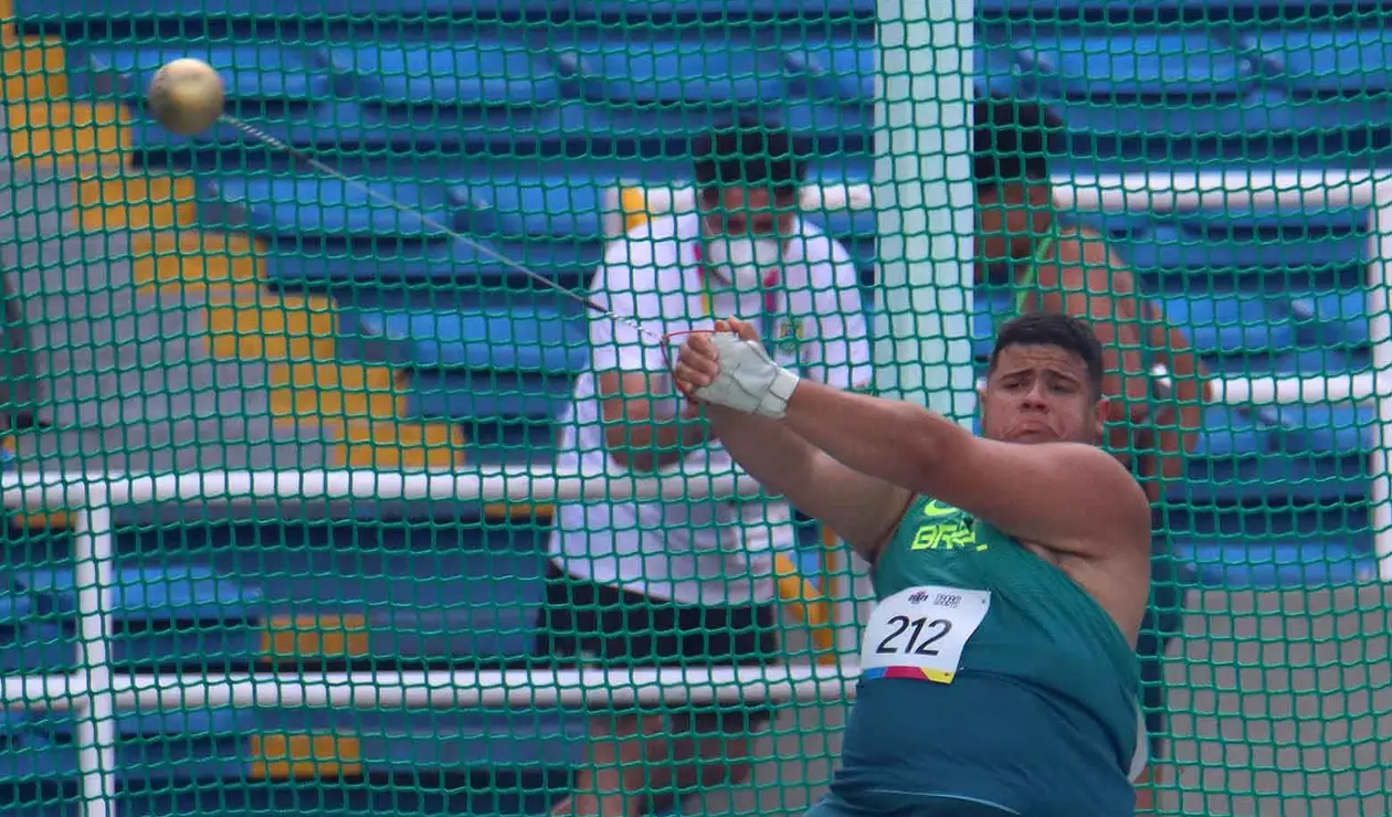 Atletismo jueves 2 diciembre salto con garrocha y lanzamiento martillo