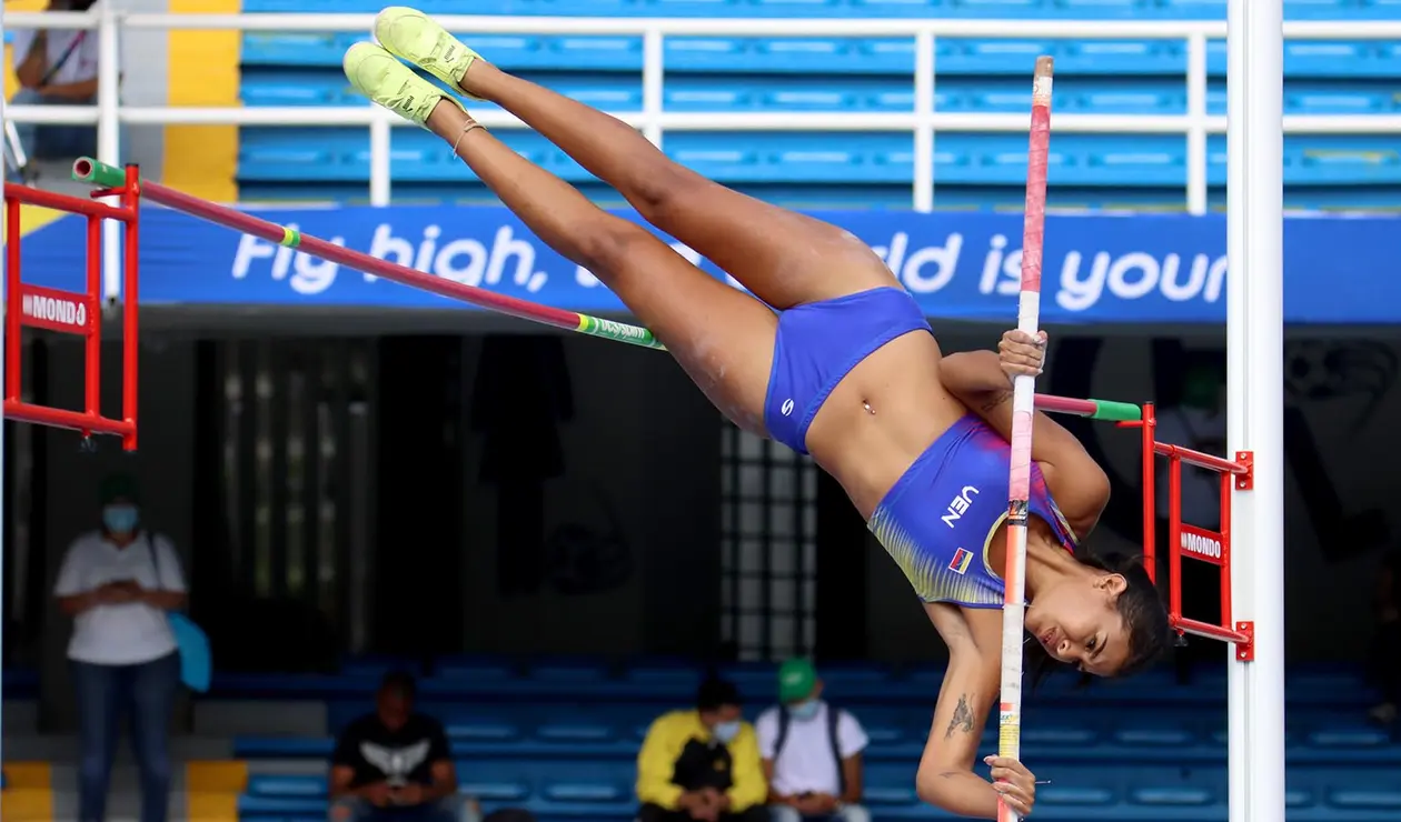 Atletismo jueves 2 diciembre salto con garrocha y lanzamiento martillo