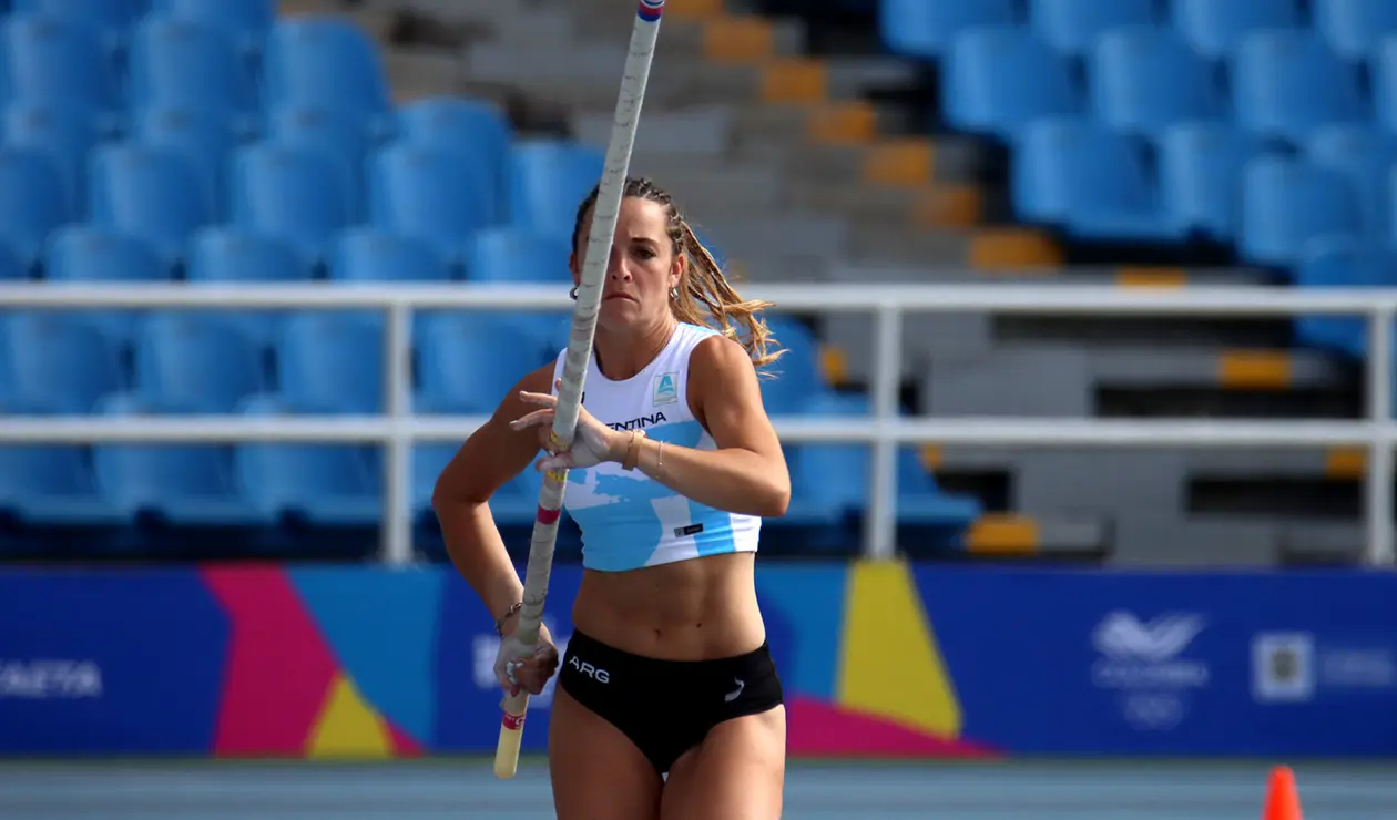 Atletismo jueves 2 diciembre salto con garrocha y lanzamiento martillo