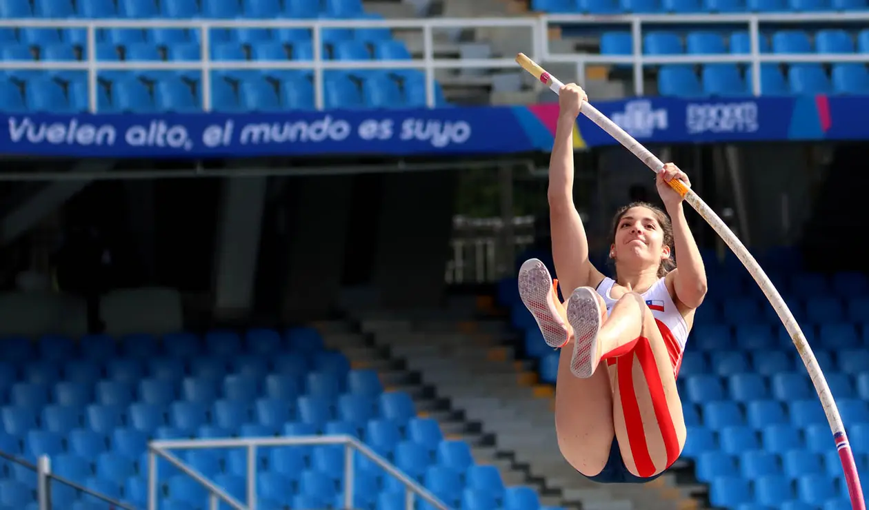 Atletismo jueves 2 diciembre salto con garrocha y lanzamiento martillo
