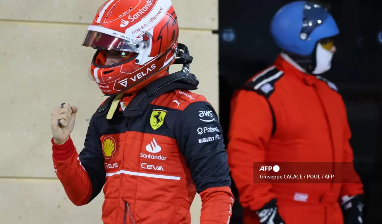 Leclerc tras ganar su primera pole de la temporada en Bahréin. 