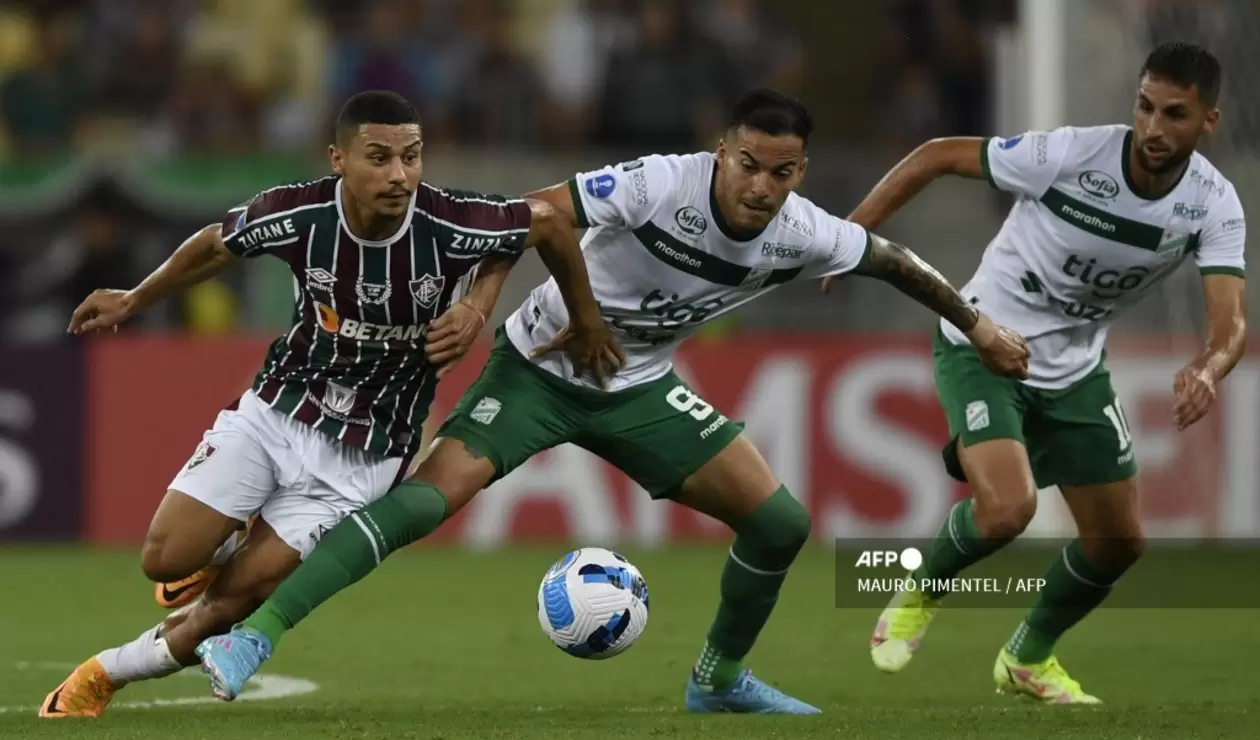  Acción de juego entre Oriente Petrolero y Fluminense por la primera fecha de la Sudamericana. 
