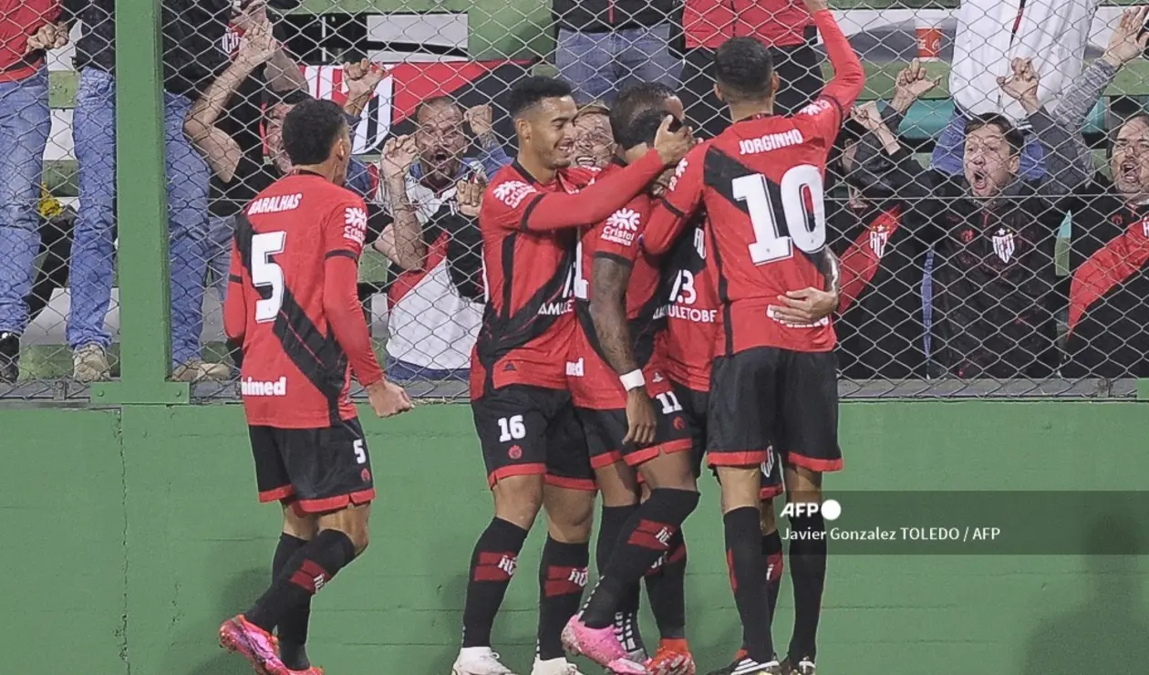 Goianiense en su partido ante Defensa y Justicia por Sudamericana.