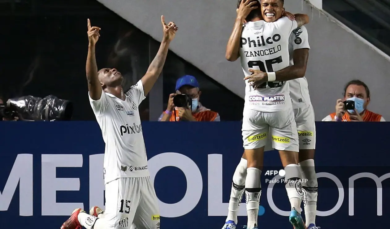 Santos de Brasil en su partido ante Universidad Católica de Ecuador por Copa Sudamericana.