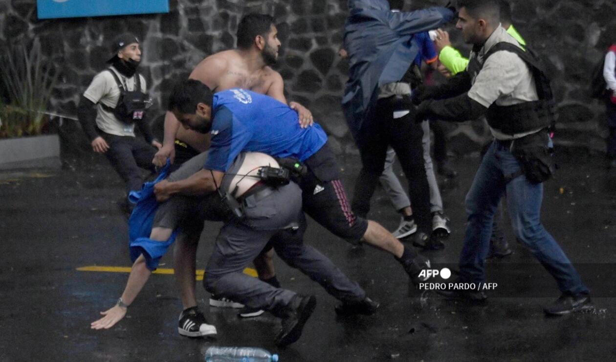 Enfrentamientos entre hinchas de Cruz Azul y la policía mexicana. 