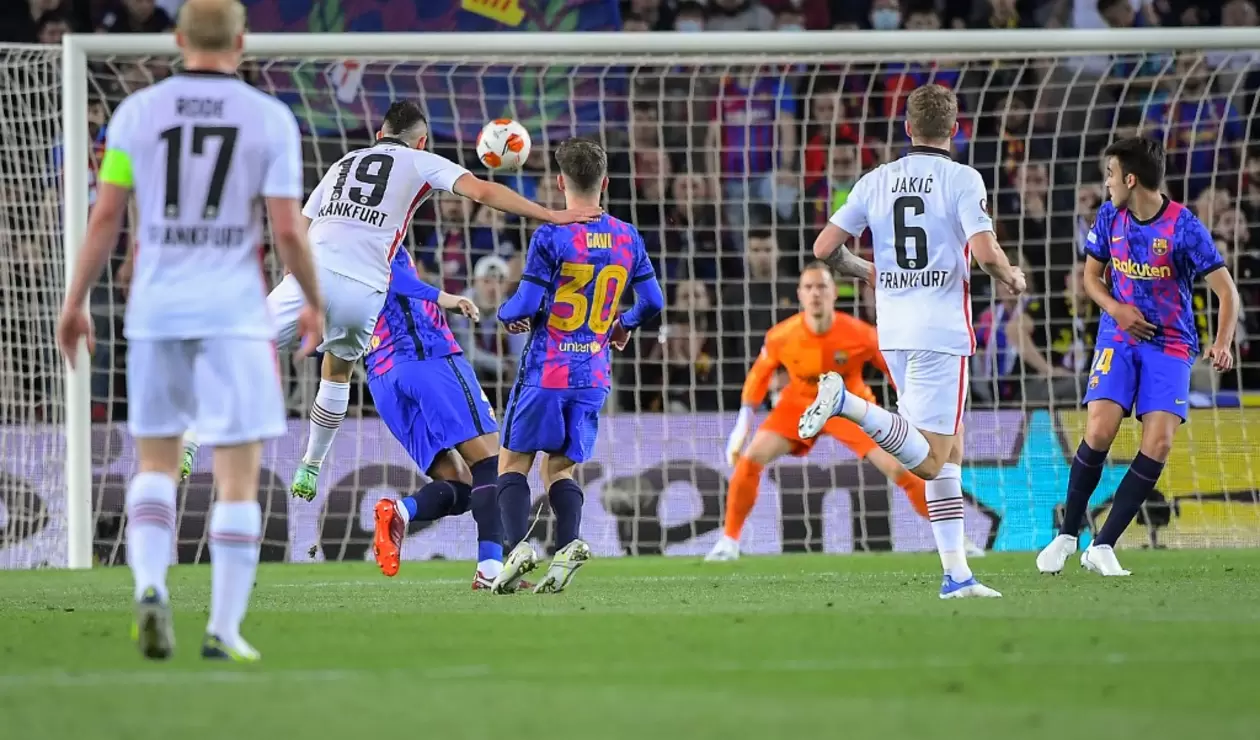 Gol de Rafael Santos Borré al Barcelona en la Europa League