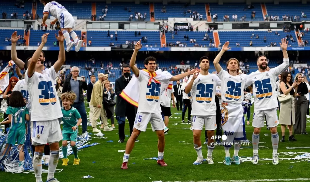 Jugadores del Real Madrid celebran el título de liga.