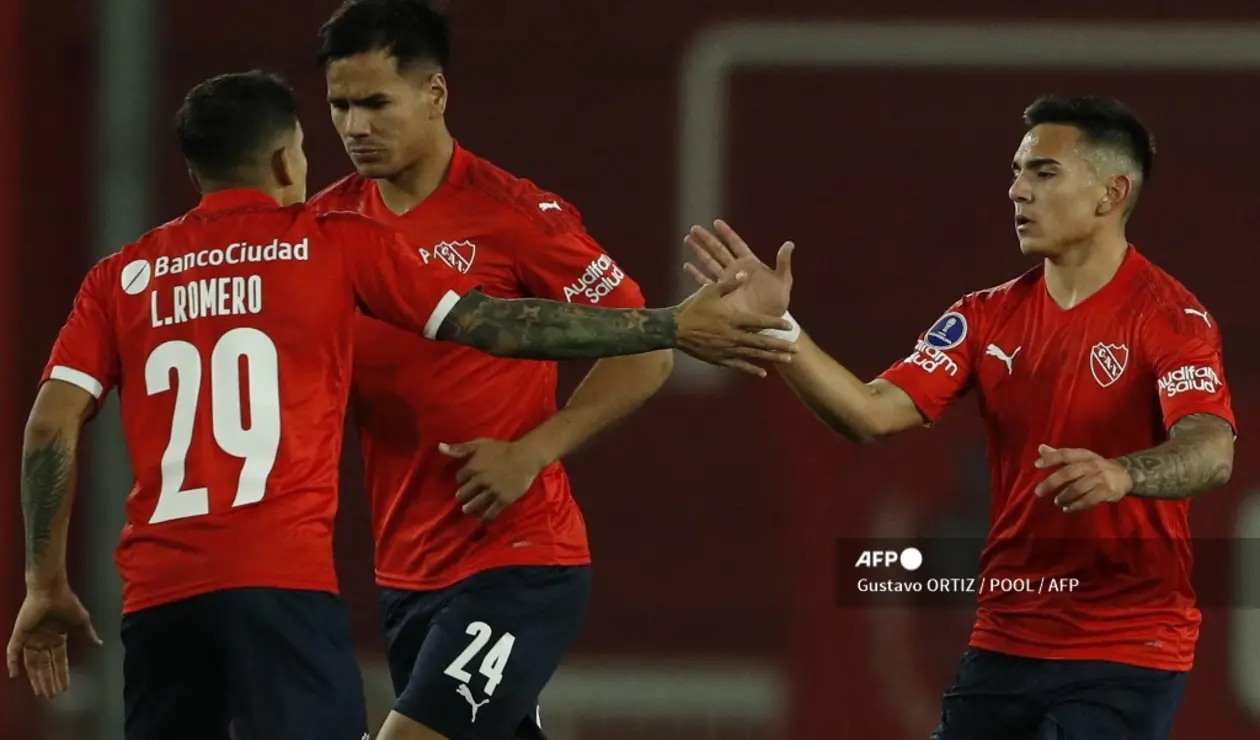 Jugadores de Independiente en su último partido contra Barracas Central.