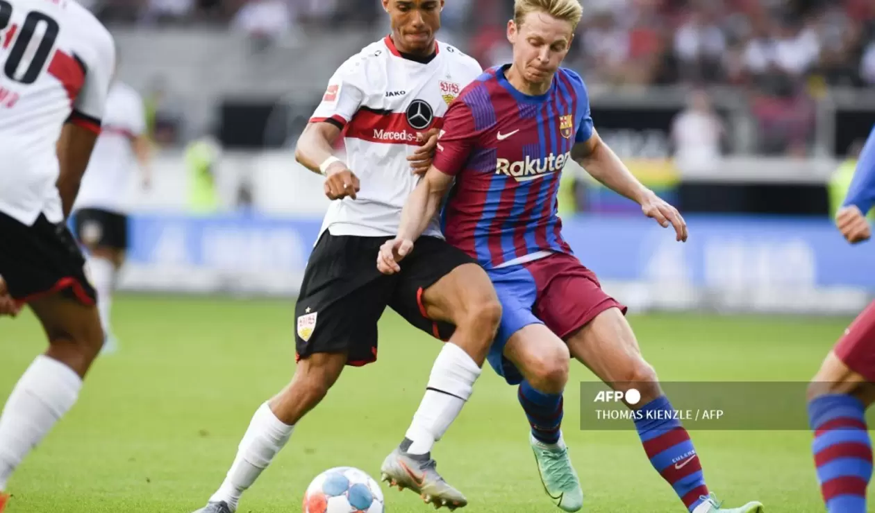 Frankie de Jong jugando con el Barcelona en la temporada 2022.