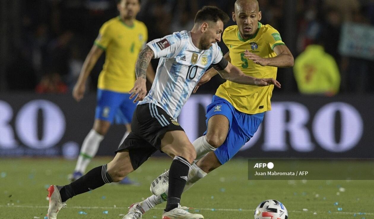 Acción de juego del partido entre Argentina y Brasil por la eliminatoria a Qatar 2022.