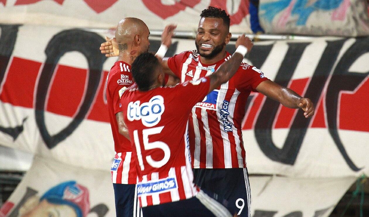 Jugadores del Junior celebran el primer gol en la victoria ante Alianza Petrolera.
