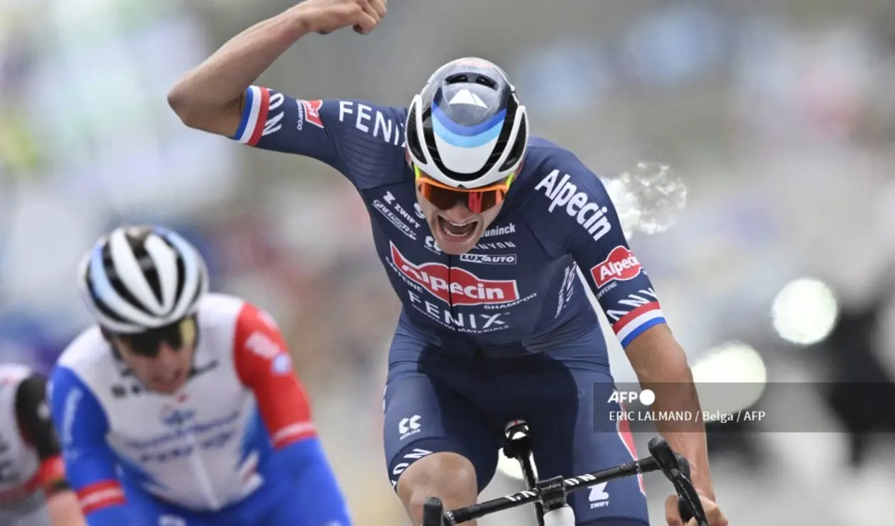 Van der Poel festeja su triunfo en el Tour de Flandes 2022.