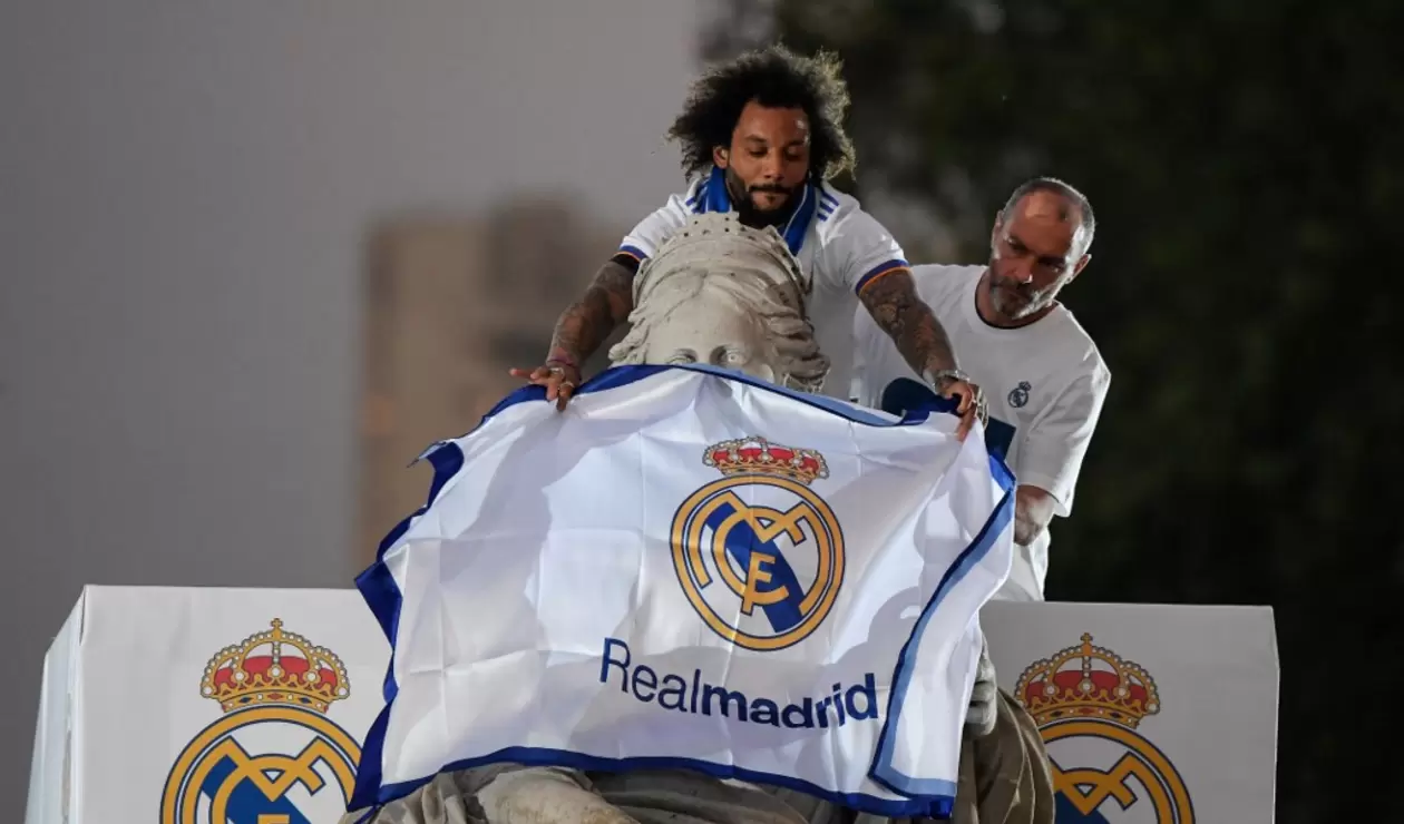 Marcelo cuelga en la diosa Cibeles la bandera del Real Madrid