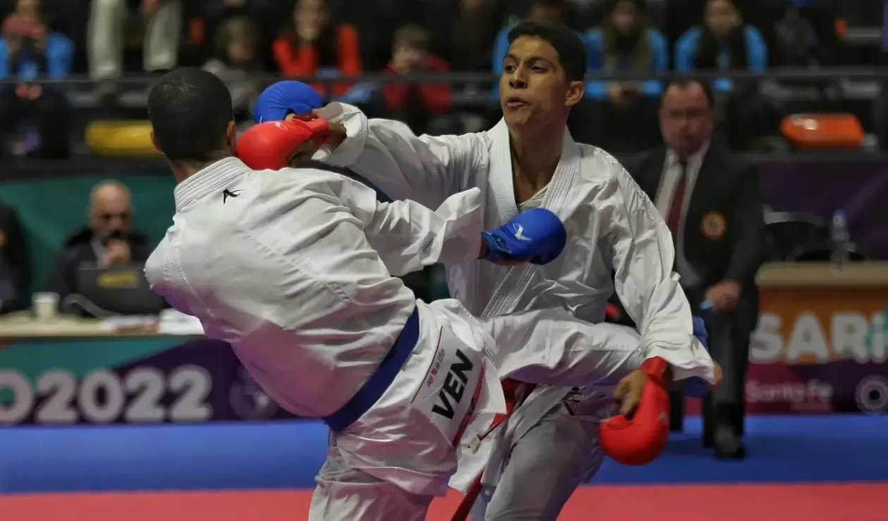 Santiago Ospina , medallista de plata en karate, en los Juegos Sudamericanos de la juventud.