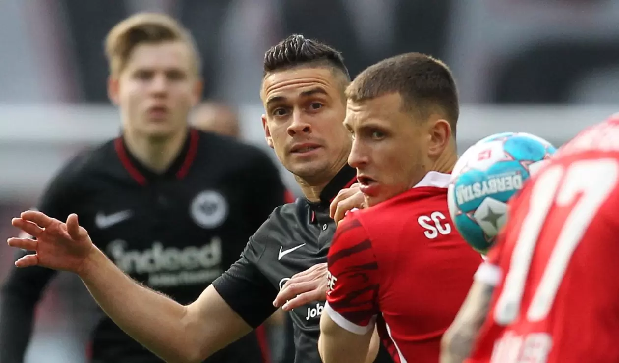 Santos Borré en un partido del Frankfurt por Bundesliga
