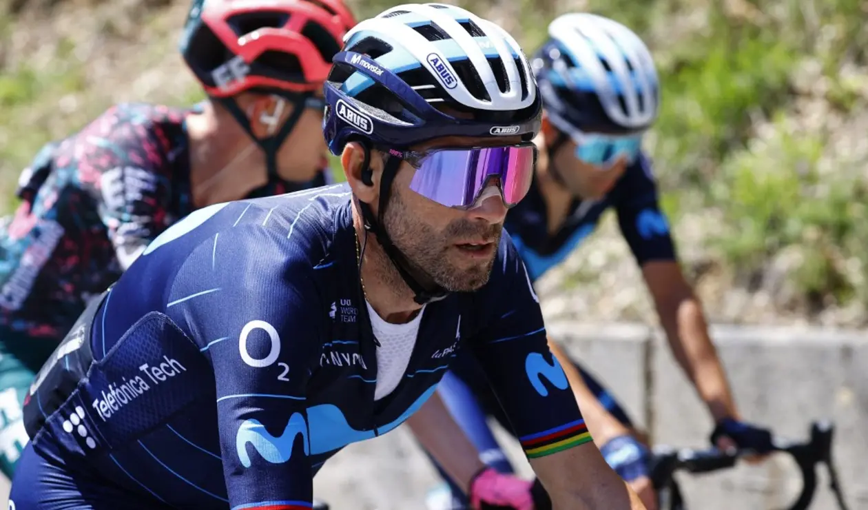 Movistar en una carrera del World Tour 2022