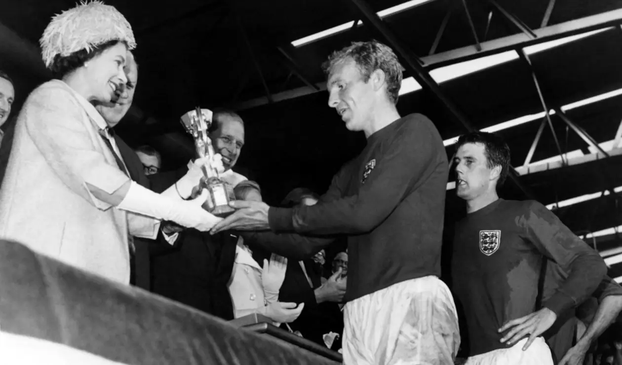 Reina Isabel II y Bobby Moore