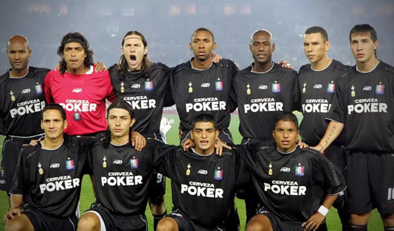 11 inicial de Once Caldas en el año 2004 con la indumentaria negra, tras consagrarse campeón de la Copa Libertadores 2004