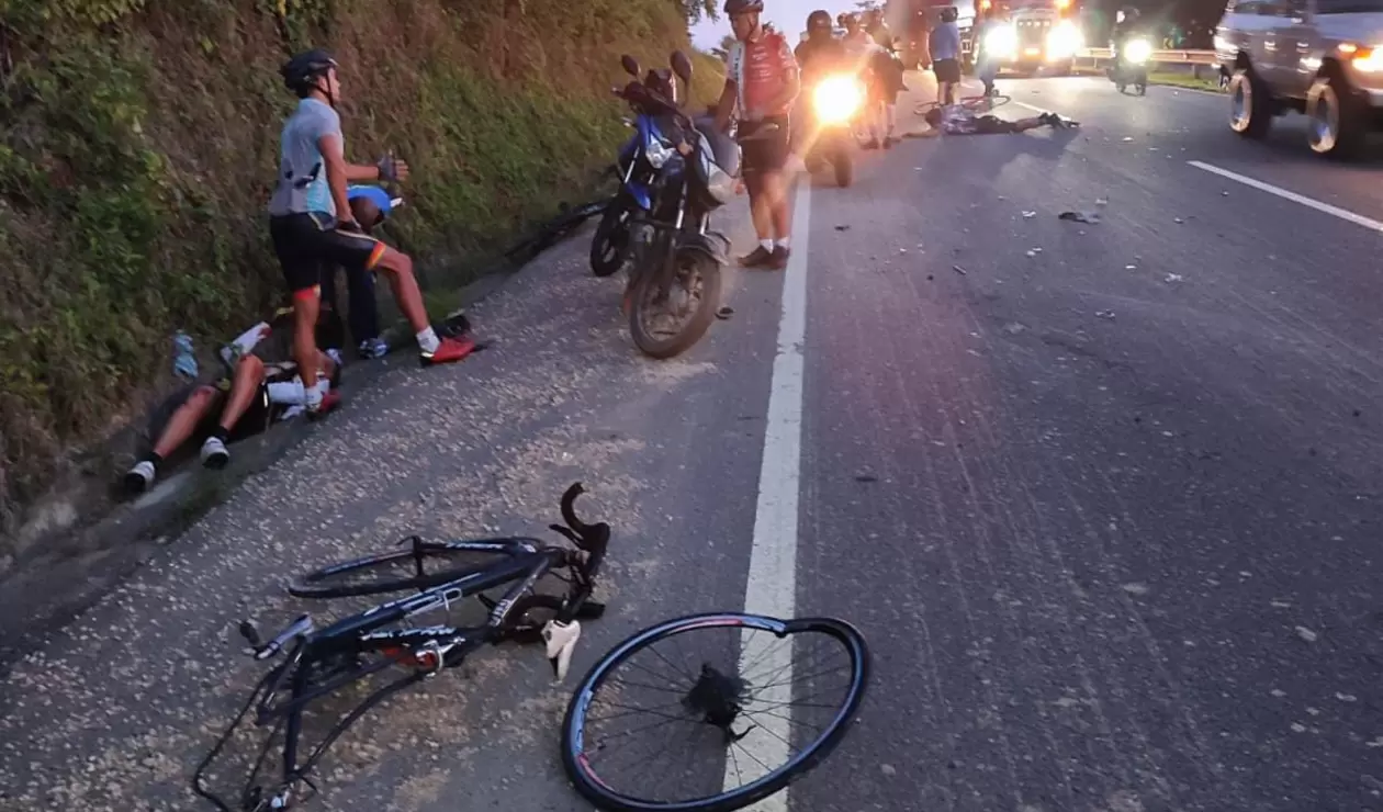 Ciclistas arrollados en vía Turbaco - Arjona