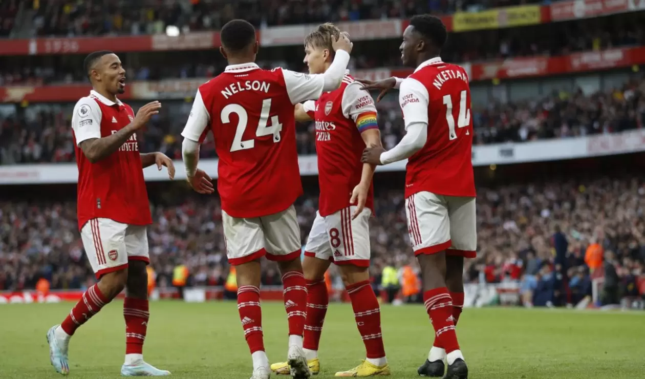 Arsenal sigue líder de la Premier League