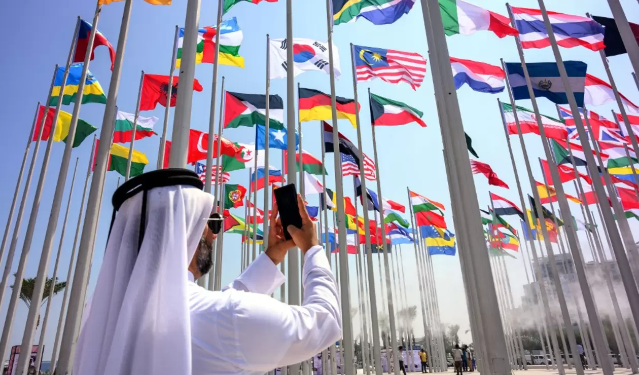 Un aficionado toma fotos en la Plaza de Banderas de Doha, Qatar