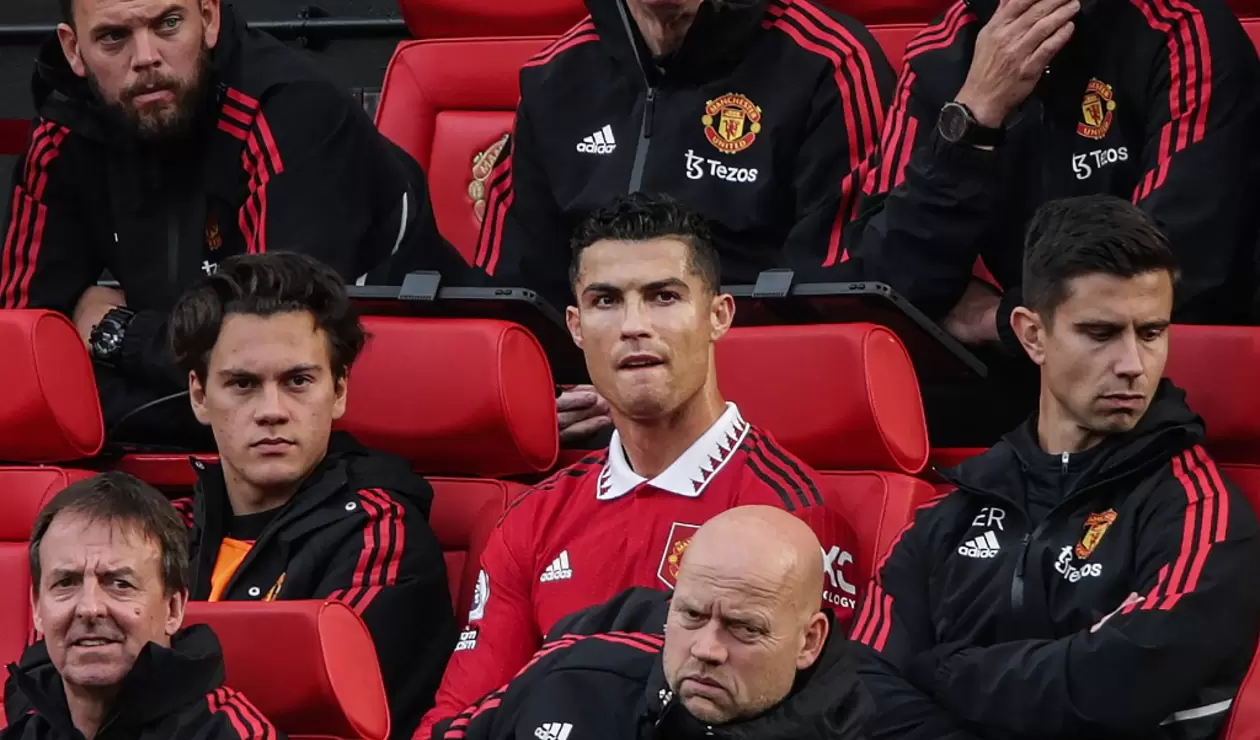 Cristiano Ronaldo en el banco de suplentes del Manchester United