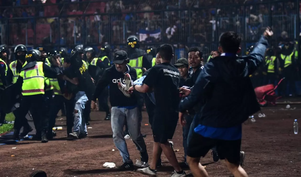 Batalla campal en el fútbol de Indonesia