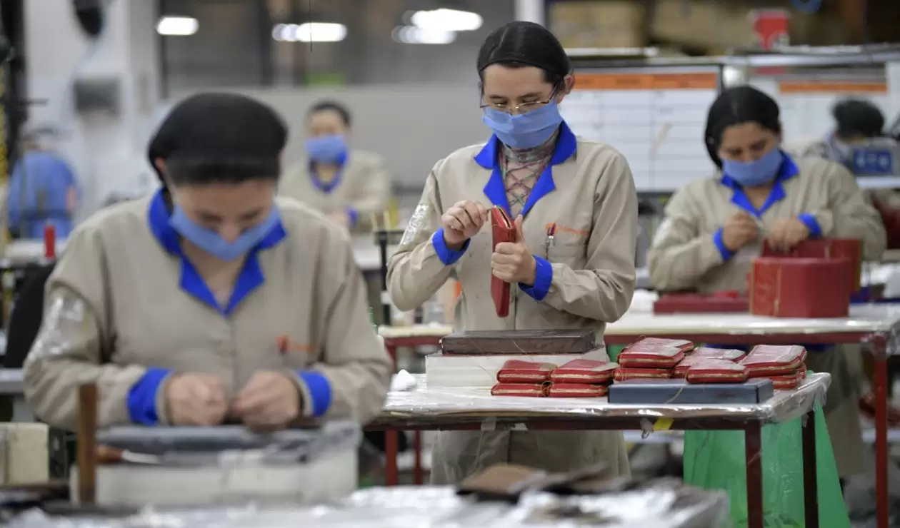Trabajadores en una fábrica de Colombia