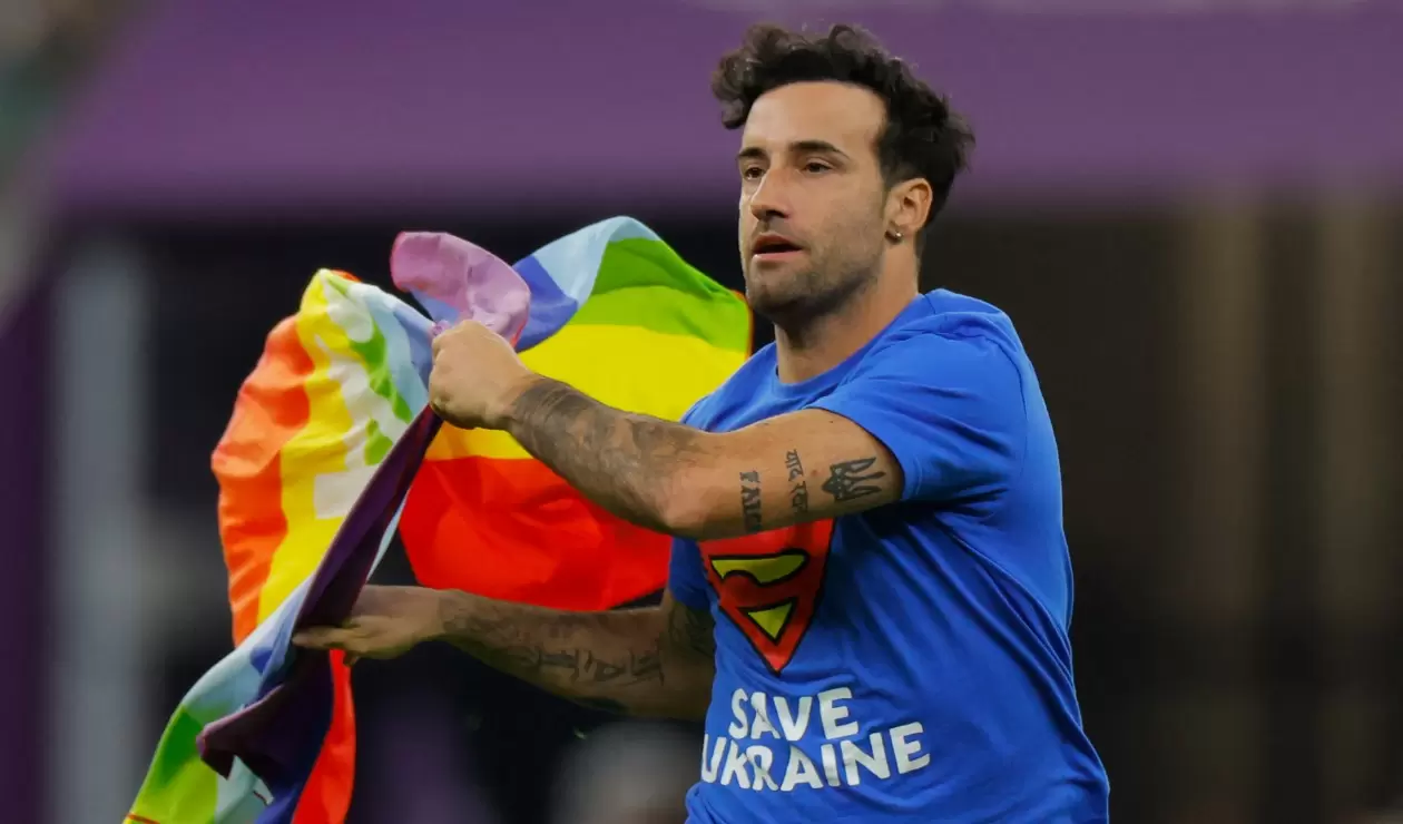 Hincha entra a la cancha con bandera LGBTI en Mundial de Qatar