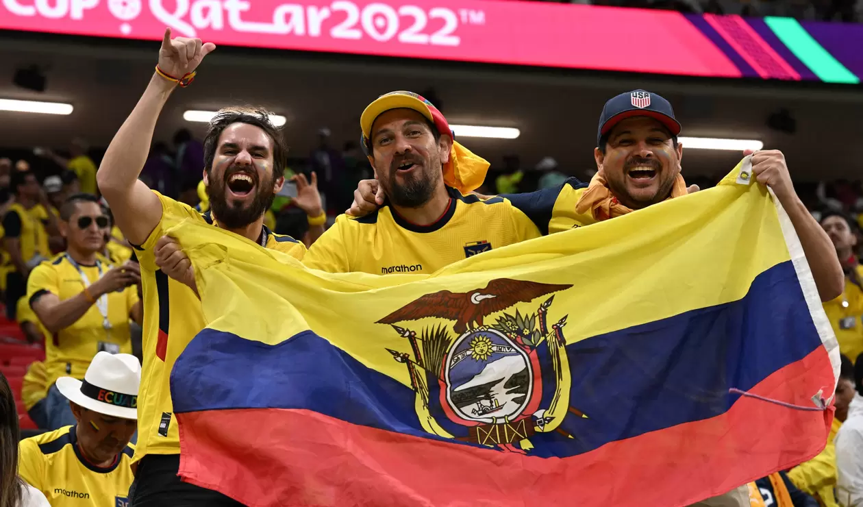 Hinchas de Ecuador antes del partido inaugural de Qatar 2022