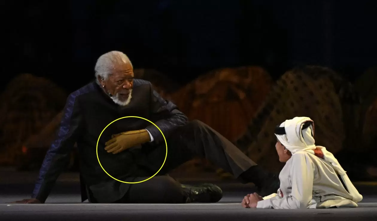 Morgan Freeman usa guante en inauguración del Mundial