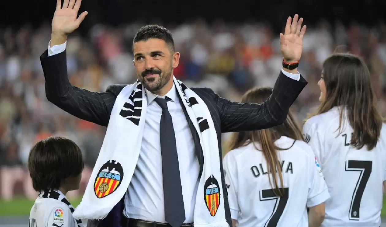 David Villa saluda a simpatizantes del Valencia.
