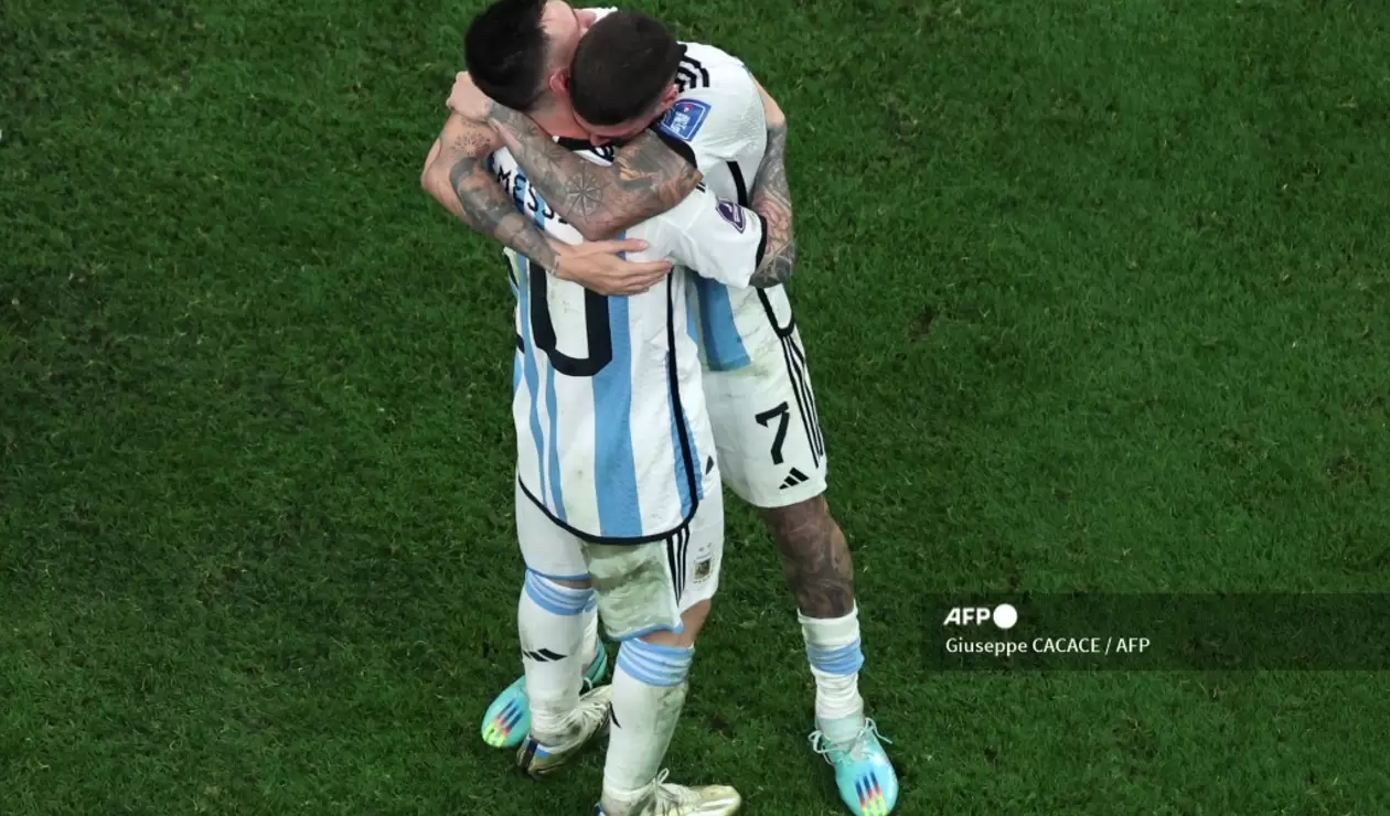 Messi y el casi beso con De Paul en la celebración de Argentina