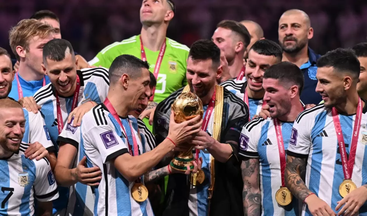 Messi alzando el trofeo de la copa del mundo en Qatar 2022