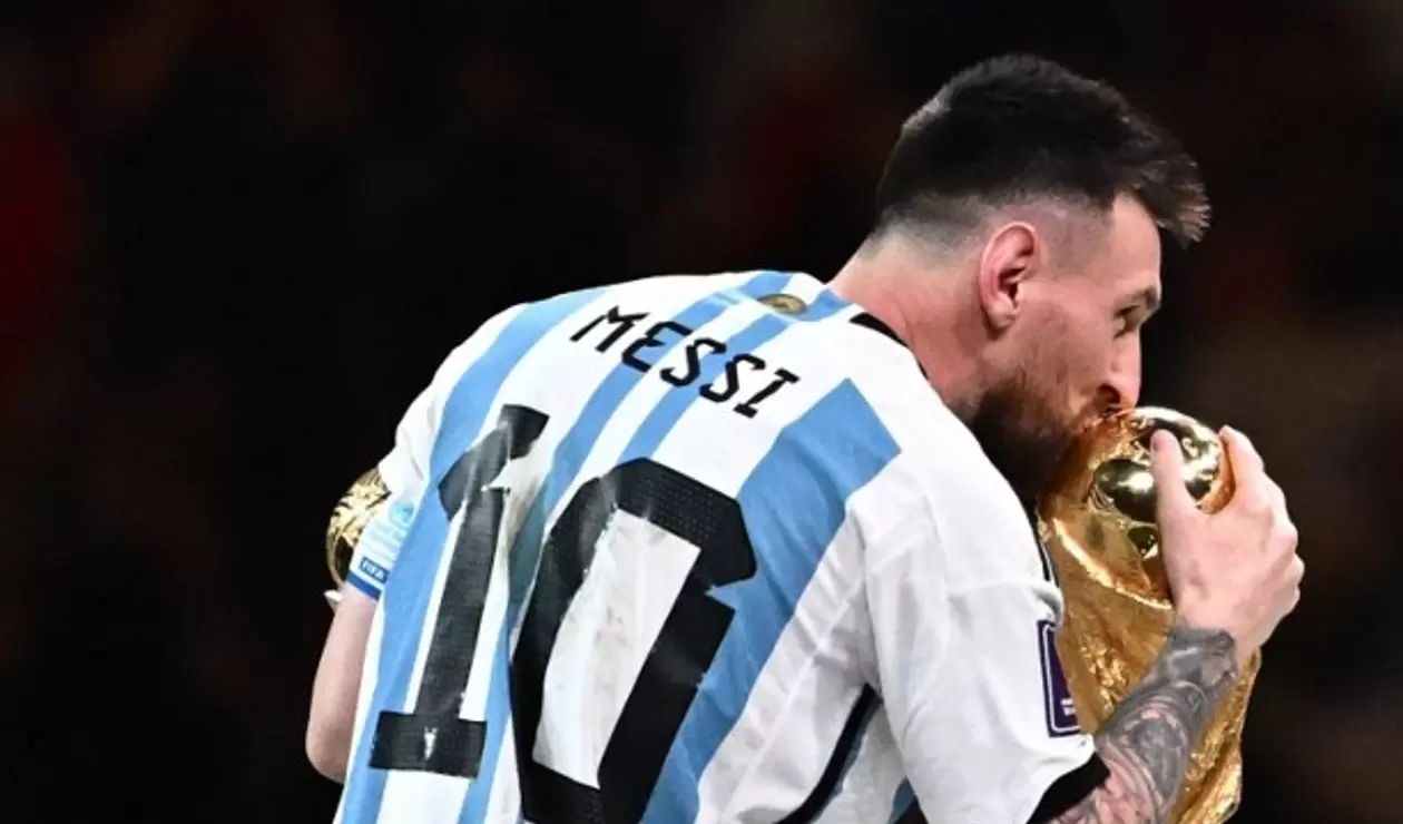 Lionel Messi con la Copa del Mundial Qatar 2022