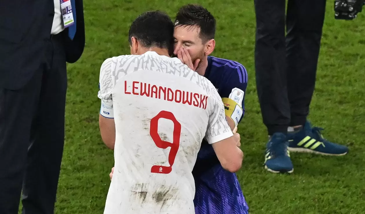 Messi y Lewandowski hablando después de un partido del Mundial de Qatar