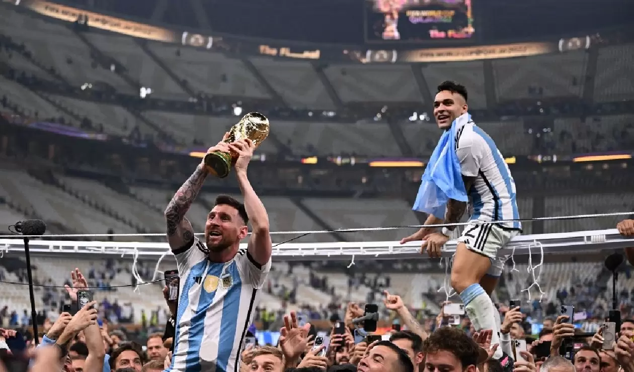 Messi levantando trofeo del Mundial