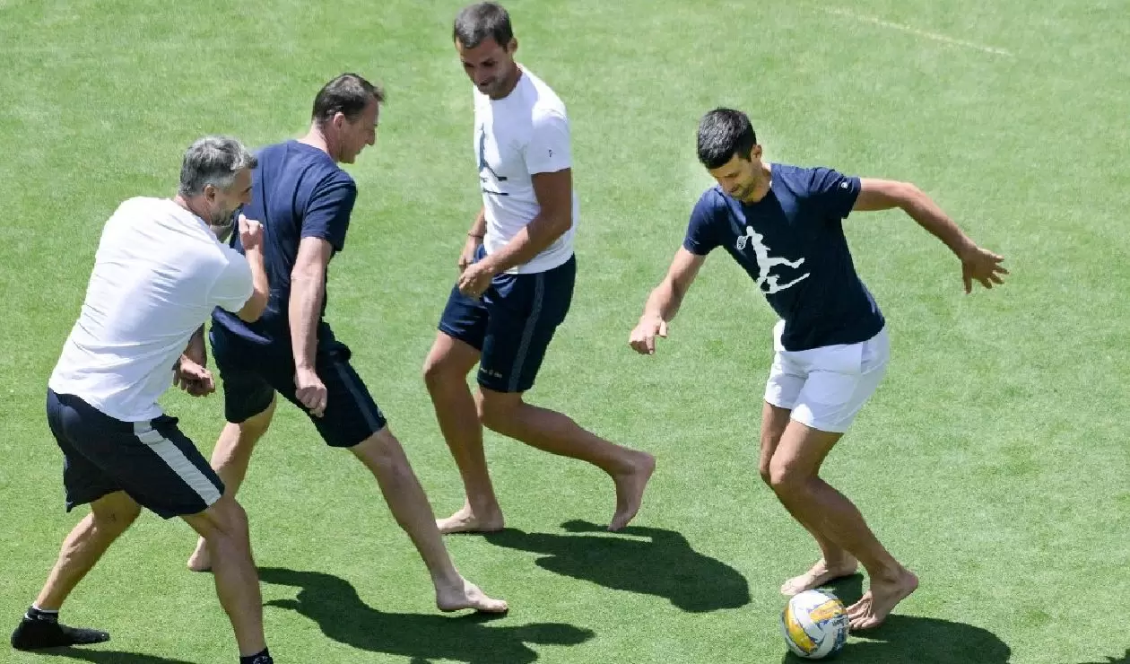Novak Djokovic jugando fútbol