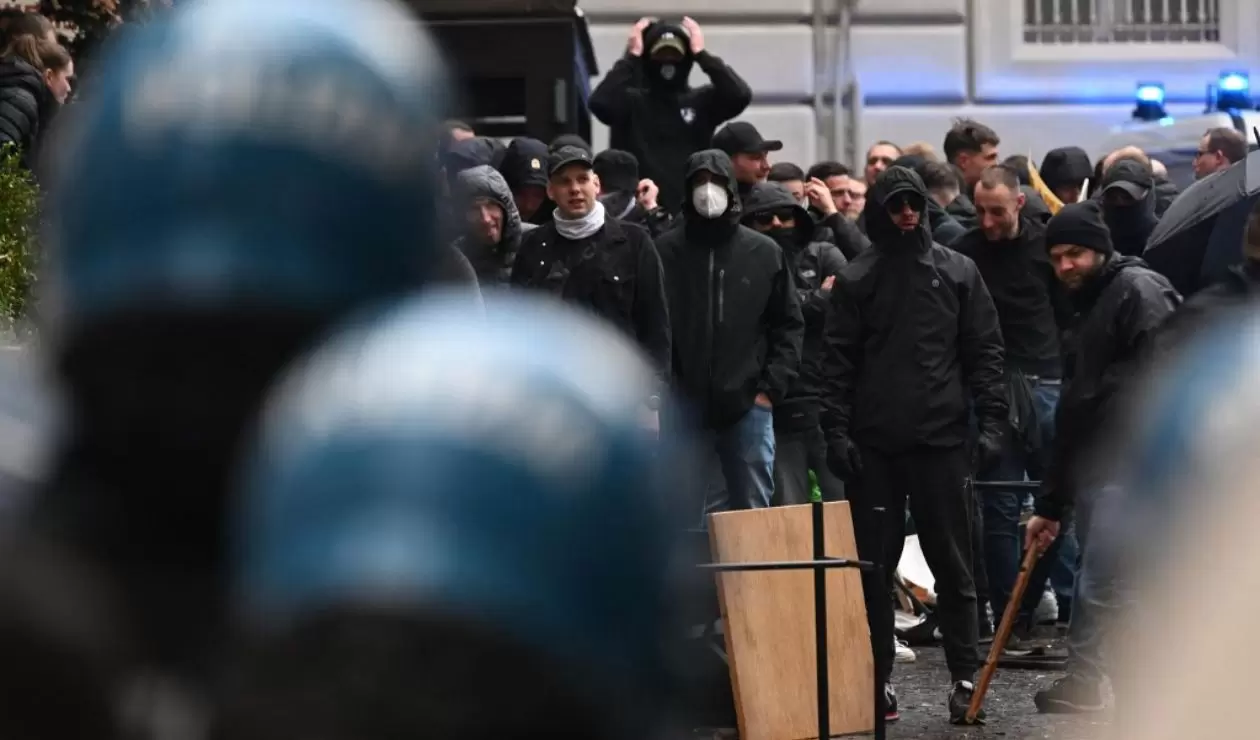 Hinchas de Eintracht Frankfurt y Policía de Italia