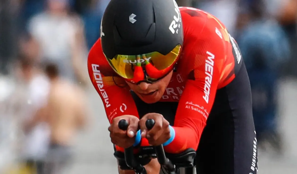 Santiago Buitrago con el equipo Bahrain