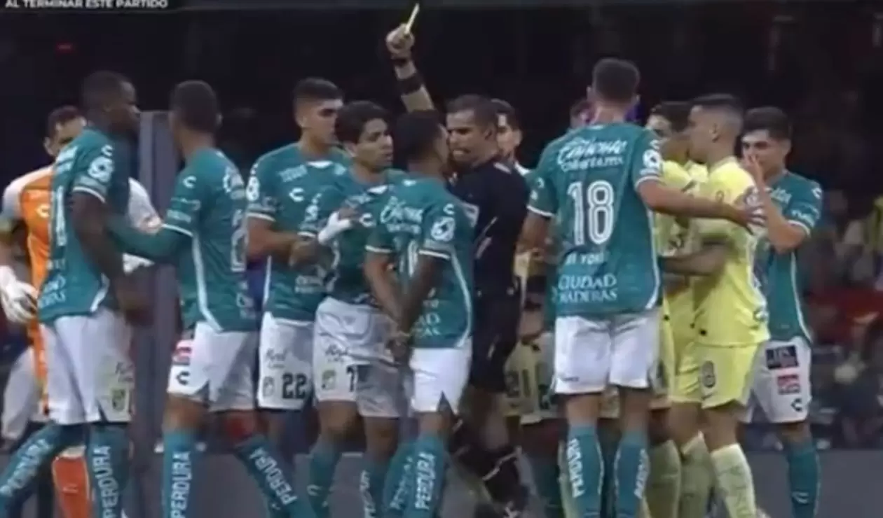 Rodillazo de un árbitro a un jugador de León en la Liga MX