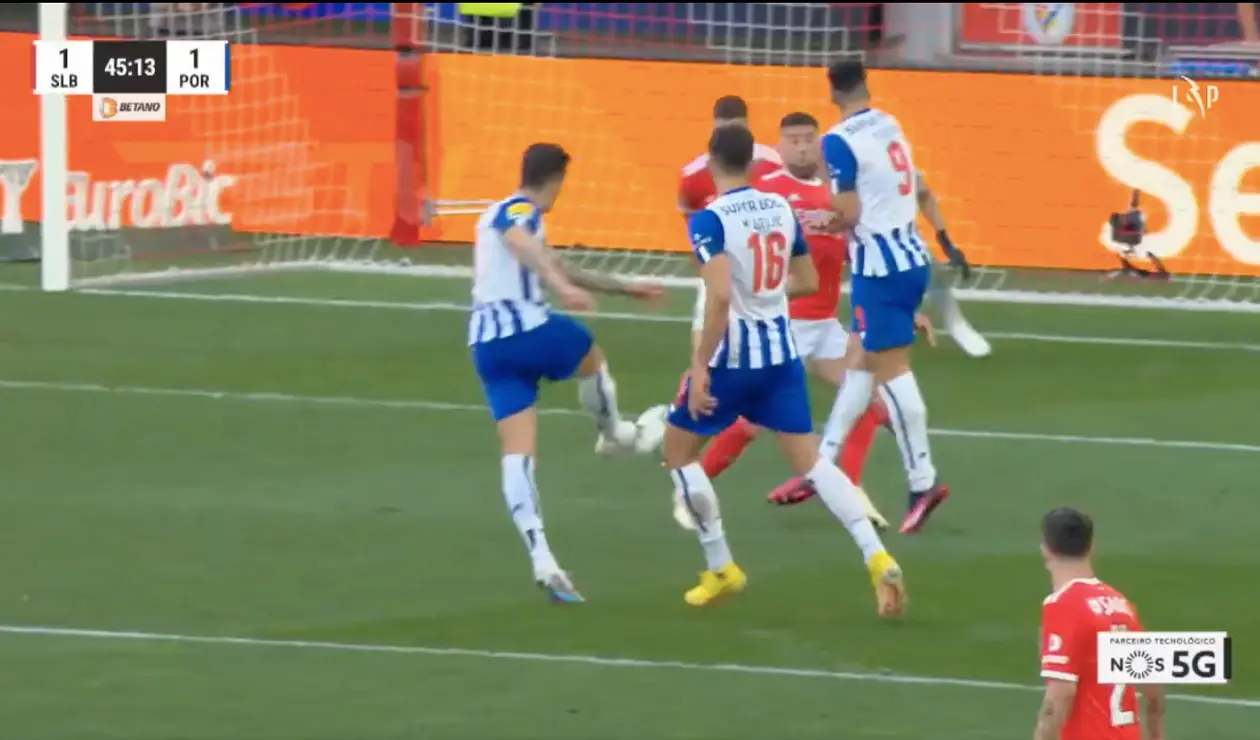 Mateus Uribe marcando gol en el clásico Benfica vs Porto