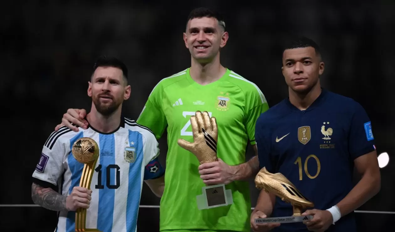 Messi junto a Dibu Martínez y Mbappe tras la final del Mundial